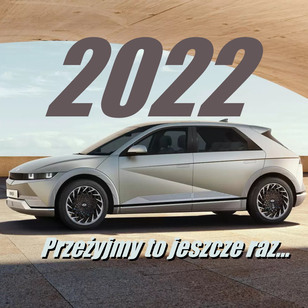 Miniaturka przedstawia Szarego Hyundaia Ioniq 5, na podłożu z płyt ozdobnych, pod zadaszeniem, nad samochodem napis "2022", pod samochodem napis "Przeżyjmy to jeszcze raz..."