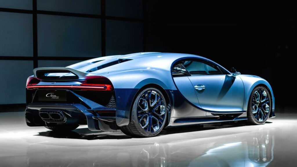 Niebieskie Bugatti Chiron na czarnym tle