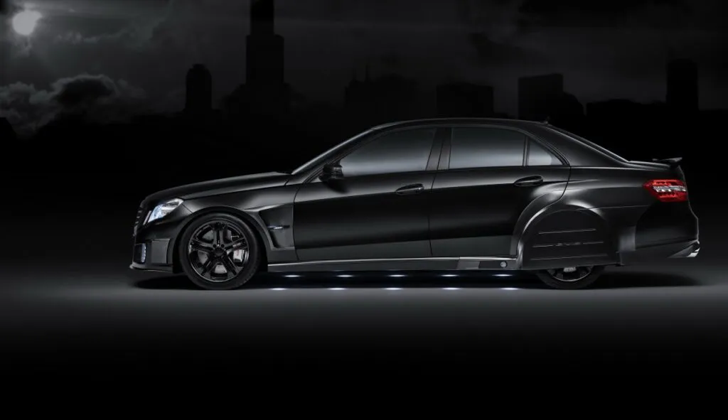 Czarny Mercedes Brabus E V12 z zabudowanymi tylnymi kołami